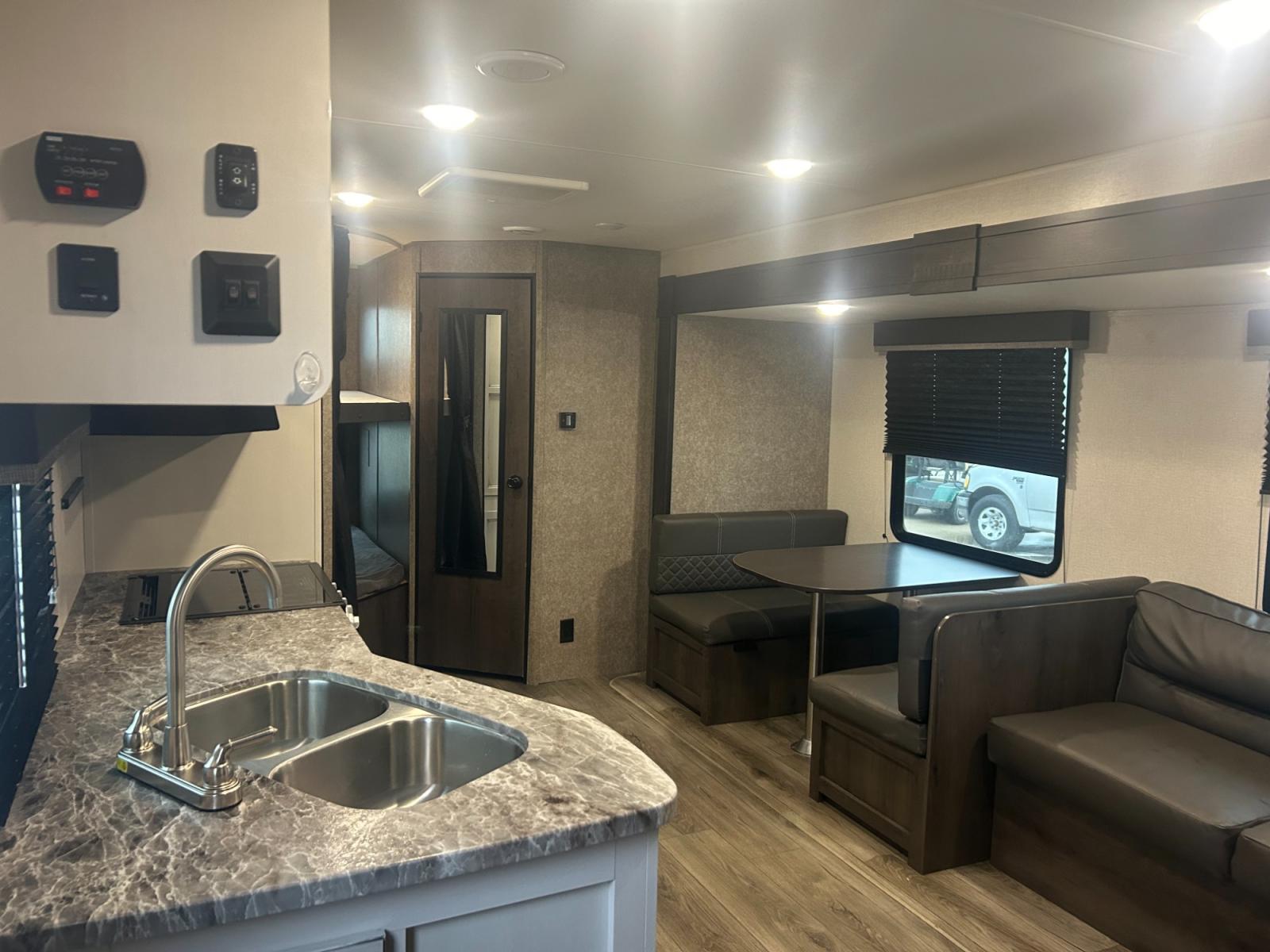 2021 White /TAN Highland Ridge RV, Inc OPEN RANGE 26BHS (58TBH0BP7M1) , located at 17760 Hwy 62, Morris, OK, 74445, 35.609104, -95.877060 - 2021 HIGHLAND RIDGE OPEN RANGE IS PERFECT FOR A SMALL FAMILY OR A LARGE. THIS CAMPER IS 30.5FT LONG AND WILL SLEEP 10 PEOPLE. FEATURES A 16FT POWER AWNING, OUTSIDE STORAGE, DOUBLE AXEL, SINGLE SLIDE OUT, POWER HITCH, AND MANUAL JACKS. IN THE FRONT OF THIS CAMPER IS A QUEEN SIZED BED WITH OVERHEAD ST - Photo #10